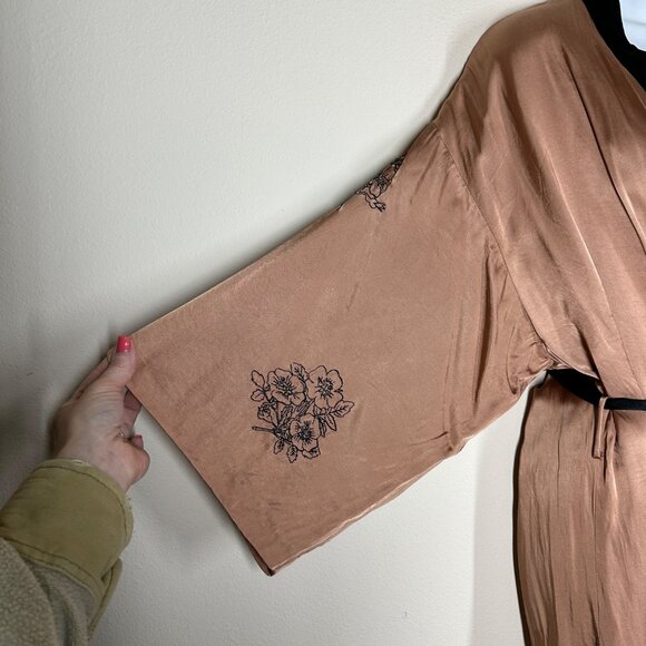Zara Belted Embroidered Floral Silky Kimono Robe Womens Size XS/S Asian Boho - Picture 4 of 12